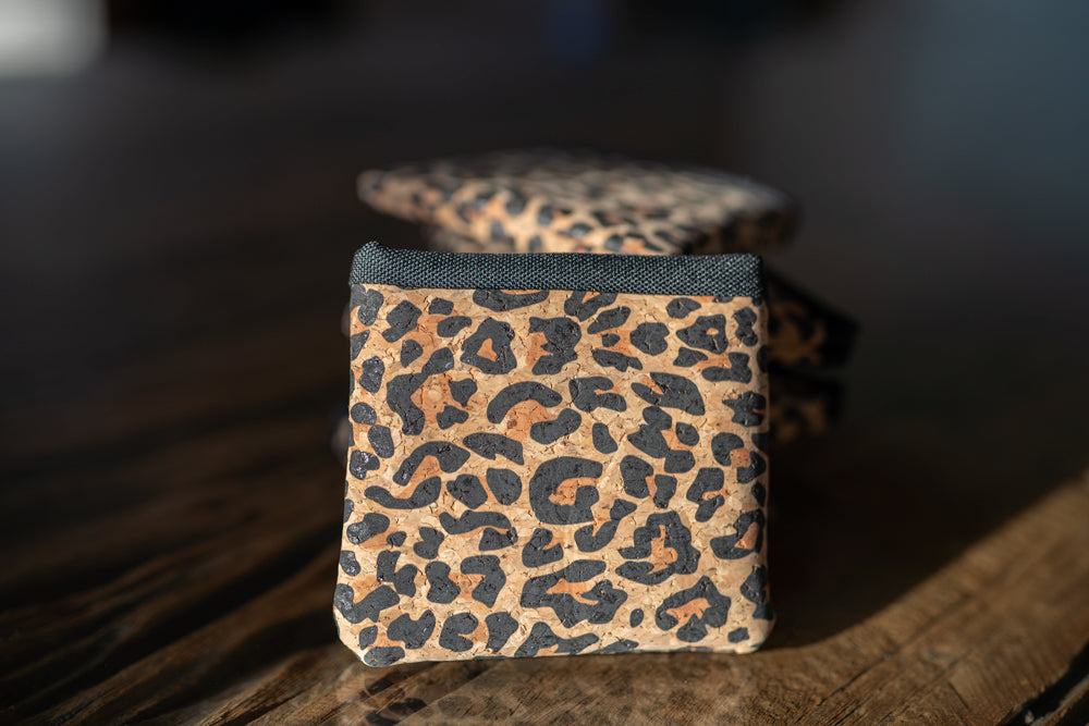 2 x Leckerli Einstecktasche aus Korkleder (vegan) Leopardenmuster