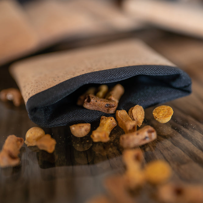 2 x Leckerli Einstecktasche aus Korkleder (vegan) natur